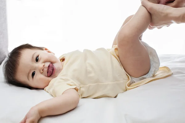 Un samiling bambina cambiare pannolino isolato su bianco con la mano di padre — Foto Stock