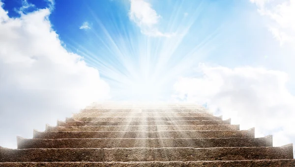 Uma escada de pedra no caminho até o céu azul, há uma luz forte no final do caminho — Fotografia de Stock