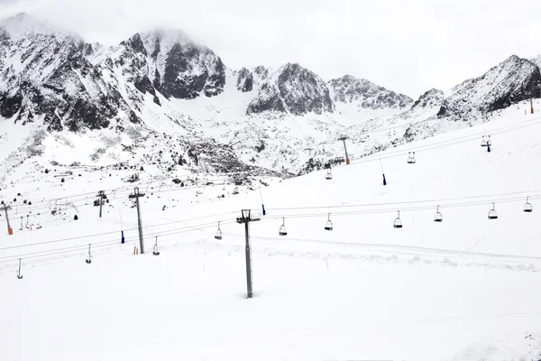 Горнолыжный вокзал и канатная дорога в горах в снежный день — стоковое фото