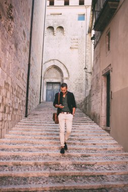 Telefonda konuşan genç sakallı adam portresi