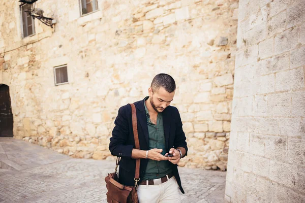 Portrét mladého vousatý muž mluví o jeho telefonu — Stock fotografie