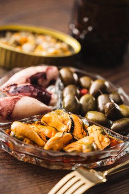 Ahşap masa üzerinde İspanyol vermut