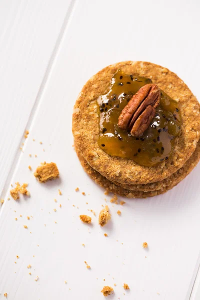 Oat cookies with kiwi jam — Stock Photo, Image