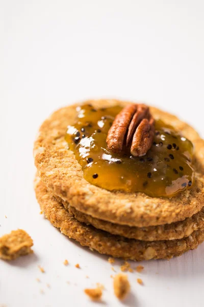 Oat cookies with kiwi jam — Stock Photo, Image