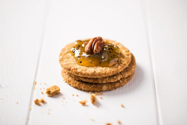 Oat cookies with kiwi jam — Stock Photo, Image