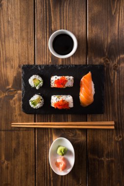 Ahşap bir masa üzerinde Maki sushi. Üstten Görünüm
