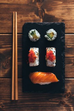 Ahşap bir masa üzerinde Maki sushi. Üstten Görünüm