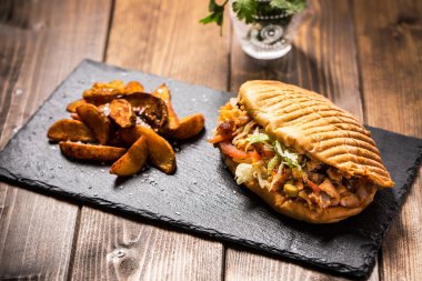 Tavuk döner kebap patates ile