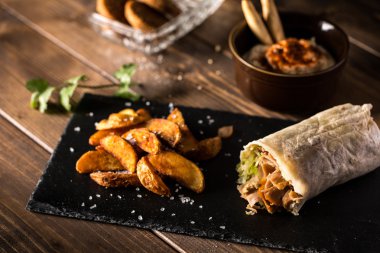 Shawarma masada kızarmış patates ile