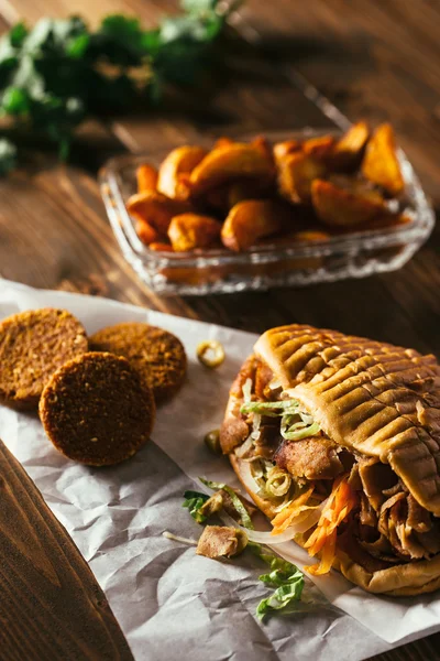 Chicken doner kebab and falafel — Stock Photo, Image