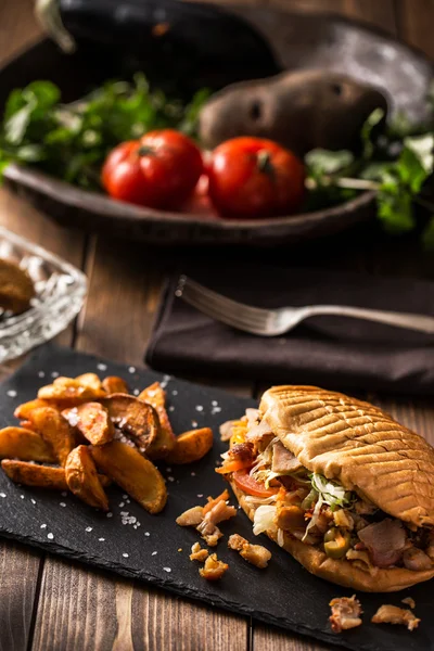 Döner kebab met gebakken aardappel op tafel — Stockfoto