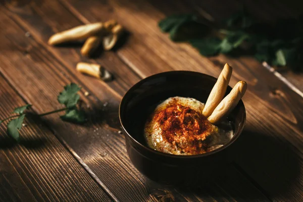 Hummus con grissini in piatto — Foto Stock