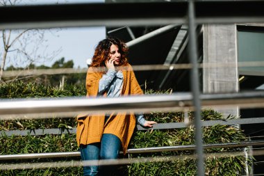 Kadın cep telefonu uzağa bakarken söz