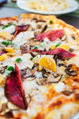Farklı malzemelerle dilimlenmiş pizza