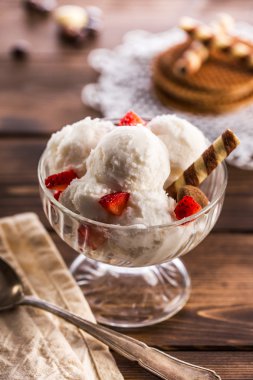 Vanilyalı dondurma ile gözleme ramekin içinde