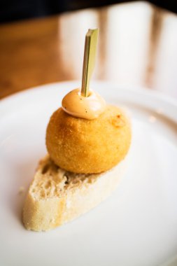 Ekmek ve peynir kanepe