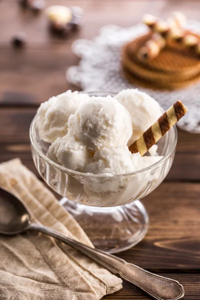 Gelato alla vaniglia con waffle in ramekin — Foto Stock