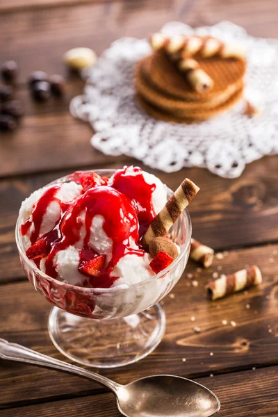 유리 ramekin 아이스크림와 테이블 스푼 — 스톡 사진