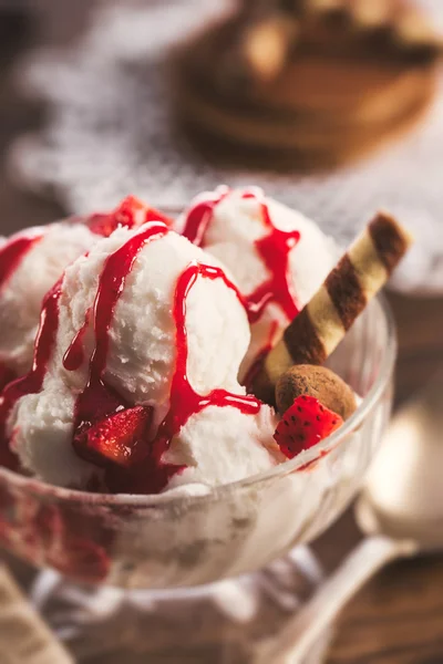 Ramekin de vidrio con helado y cuchara en la mesa — Foto de Stock