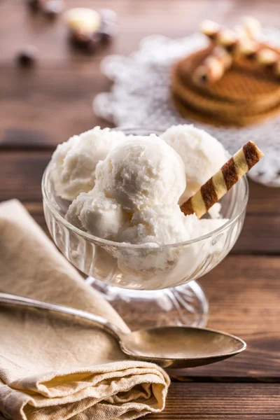 Gelato alla vaniglia con waffle in ramekin — Foto Stock