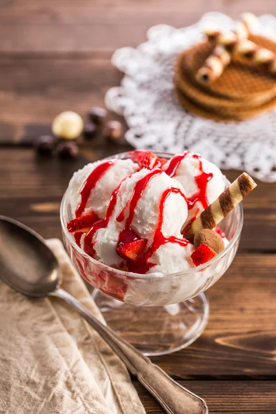 Ramekin di vetro con gelato e cucchiaio sul tavolo — Foto Stock