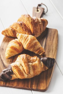 Ahşap tahta üzerinde lezzetli ay çöreği