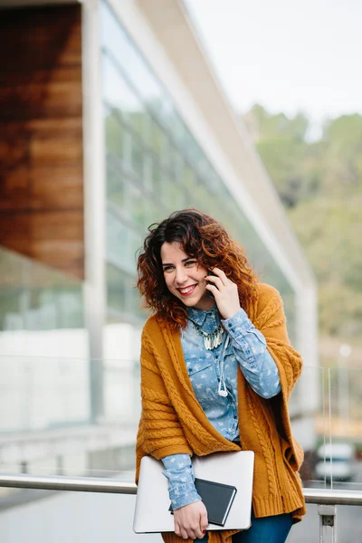 Donna sorridente che parla cellulare Foto Stock