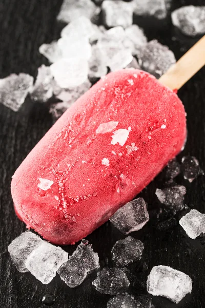 스틱에 딸기 아이스크림의 클로즈업 — 스톡 사진