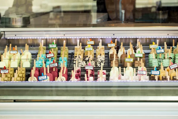 Mängd popsicles i butik — Stockfoto