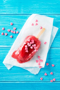 Trawberry Tepesi ve konfeti ile dondurma erime