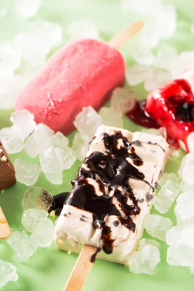 Paletas con hielo disperso — Foto de Stock