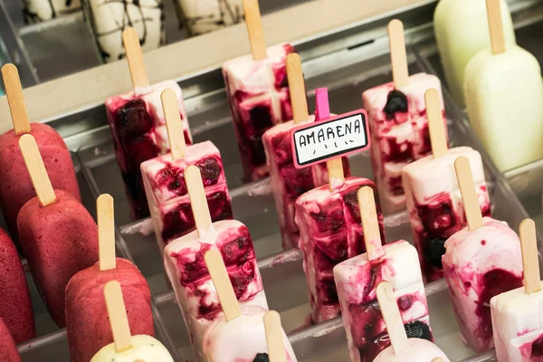 Разнообразие фруктового мороженого в магазине — стоковое фото