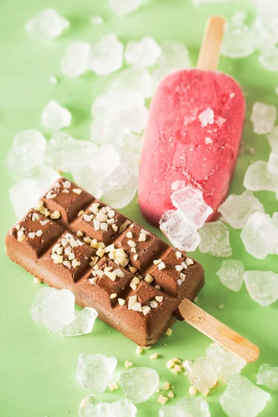 Buz küpleri ile lezzetli popsicles — Stok fotoğraf