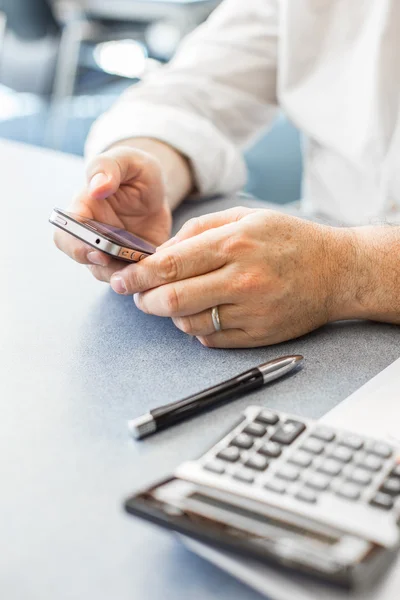 Använda telefon — Stockfoto