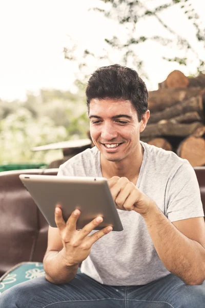 Молодий чоловік використовує планшет — стокове фото