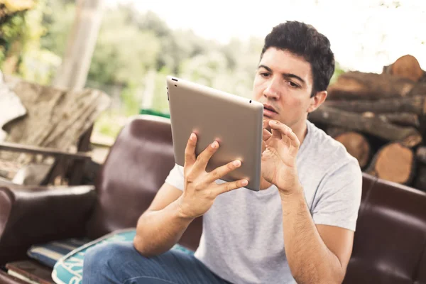 Junger Mann mit Tablet — Stockfoto