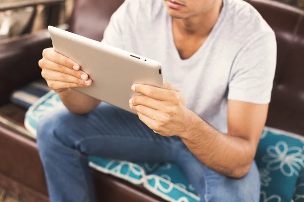 Young man using tablet — Stock Photo, Image