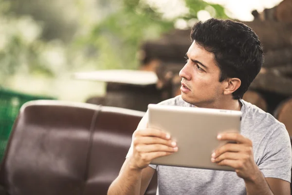 Ung man med hjälp av Tablet PC — Stockfoto