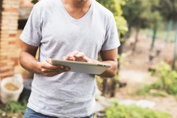 Ung man med hjälp av Tablet PC — Stockfoto