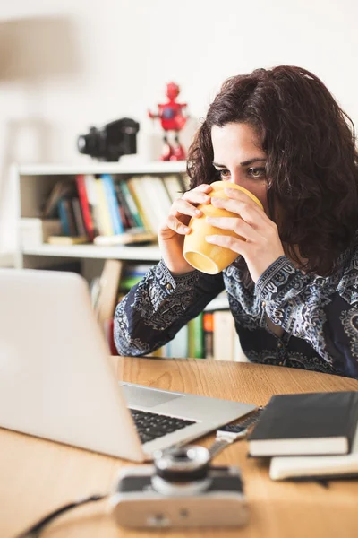 Laptop gebruiken — Stockfoto