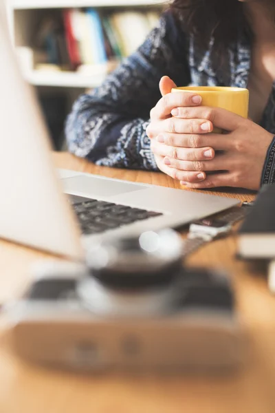 Laptop gebruiken — Stockfoto