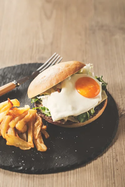 Cheeseburger aux oeufs — Photo