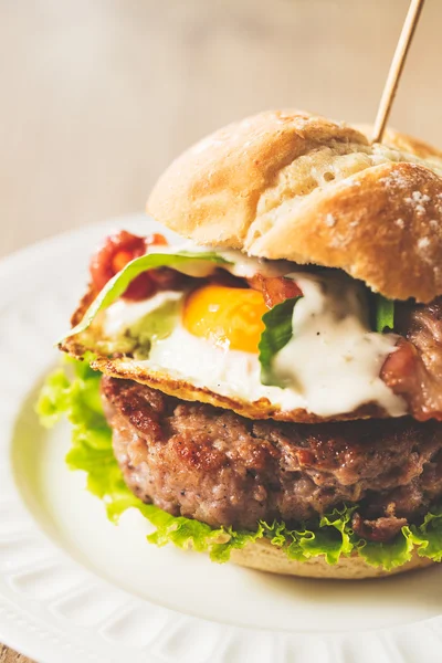 Burger con uovo fritto — Foto Stock