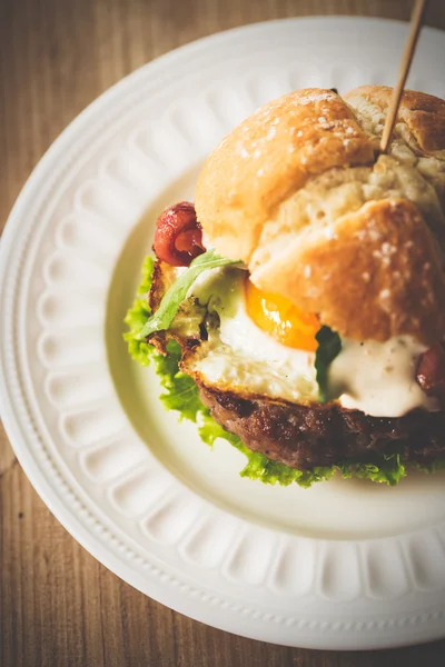 Burger with fried egg — Stock Photo, Image