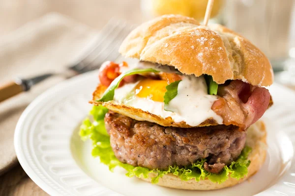 Burger aux œufs frits — Photo