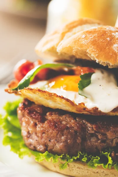 Burger dengan telur goreng — Stok Foto