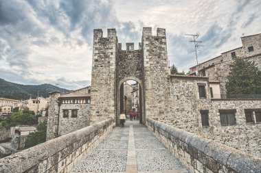 Besalu.
