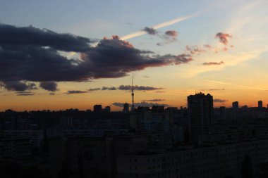 Gece olmadan önce şehir