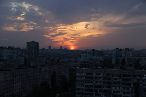 Büyük Şehrin Üzerinde Gün Batımı — Stok fotoğraf