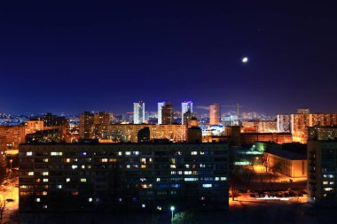 Büyük şehrin üzerindeki ay gecesi